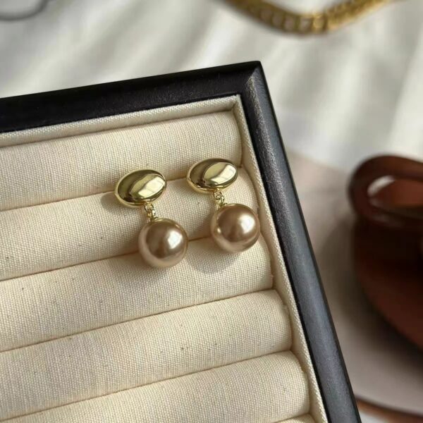 Vintage Pearl Stud Earrings Women's Simple All-match - Image 2