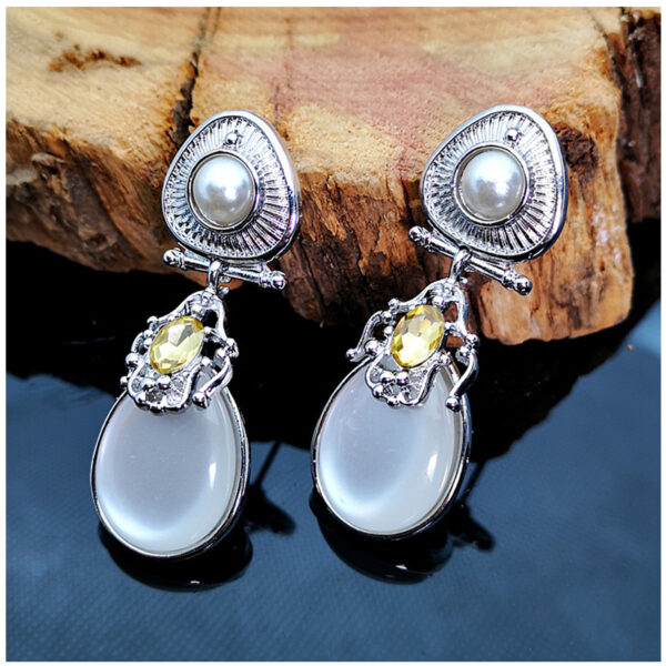 Fashion Exaggerated Moonstone Pearl Earrings - Image 4