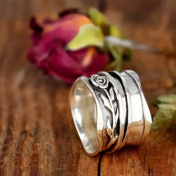 Luxury Vintage Flower-shaped Wide Face Ring - Image 5